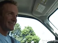 Amatör flicka behagar en kille efter sin bil gick sönder