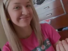 Blond flicka onanerar