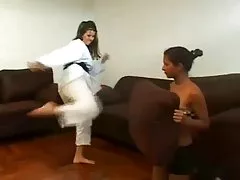 Husmor hade karate träning på sin slav ansikte del 2 av 2