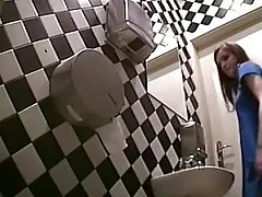 Vackra kvinnor i toaletten 4