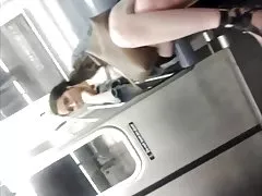 Wanker blinkande i metro kvinna takken foto