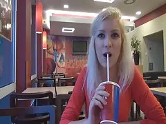 Tjej blir knullad dogystyle i offentlig toalett