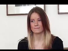 En ganska ungerska tjej med tight passform kropp gör en gjutning