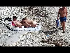 Par knullas på en offentlig strand samtidigt som personer som gick nära