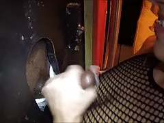 Trevlig cumshot från en kuk på glory hål