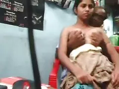 Desi par att få mysig i en butik