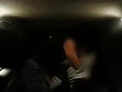 Cuckold enheter bil och hans fru jävla tjuren på baksidan