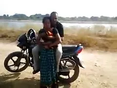 Desi-par ha snabbis vid vägen medan vän filmer