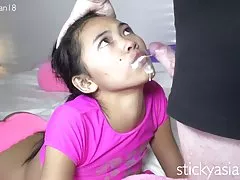 Stickyasian18 cherry tar klibbiga kuk i hennes vackra mun