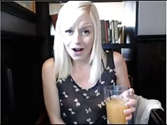 Heta svenska blondin bating i pub toaletter