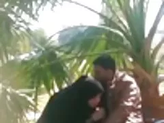 Pakistanska hijabi bj och hand jobb tills cum i offentlig park