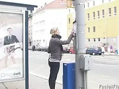 Blond tonåring får massiva ansiktsbehandling i omklädningsrum
