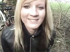 Blondin fungerar som en cumslut i parken