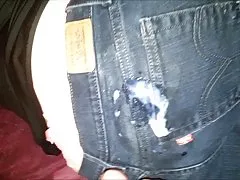 Fru runkar mig off... cum alla över hennes levis